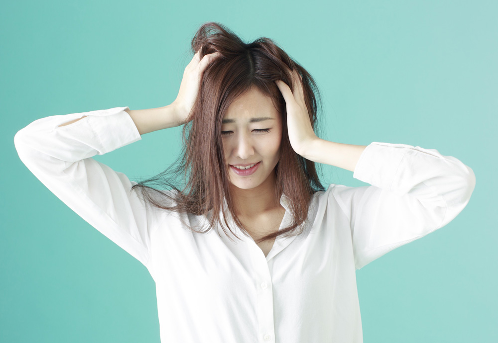 頭をかきむしる女性